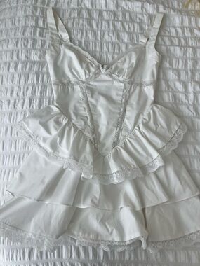 White mistress rocks dress